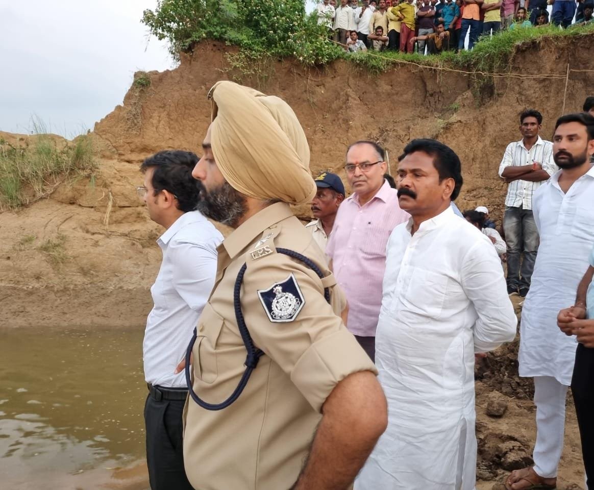 नर्मदापुरम जिले के बनखेड़ी की ग्राम पंचायत डूमर में आज दूधी नदी में डूबने से 5 बच्चों की मृत्यु की दुखद घटना घटित हुई।