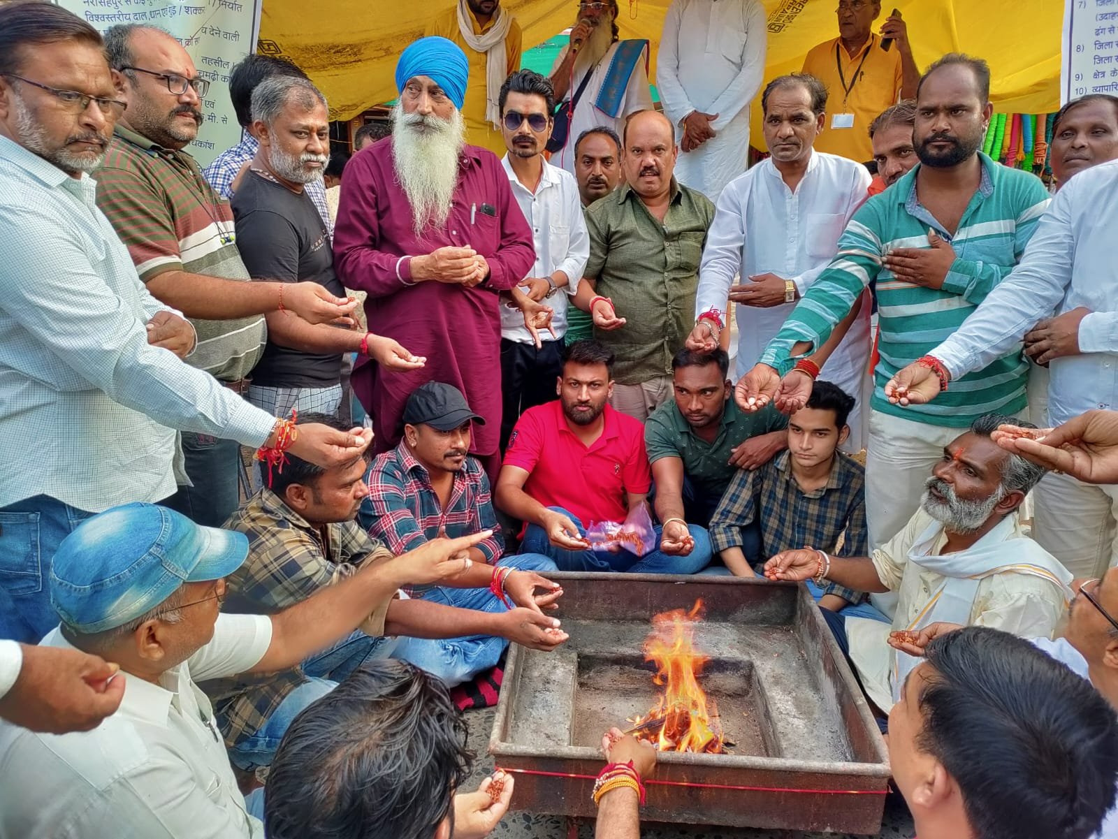 भूख हड़ताल का चौथा दिन जिम्मेदार नेताओं को सद्बुद्धि के लिये हुआ यज्ञ आज भी कई संगठनों समेत सेकड़ो लोगो ने दिया समर्थन